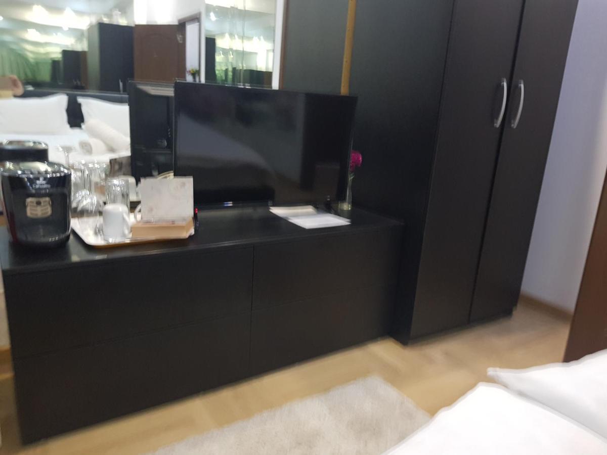 Mirrors Room Mega Mall National Arena Bucarest Extérieur photo